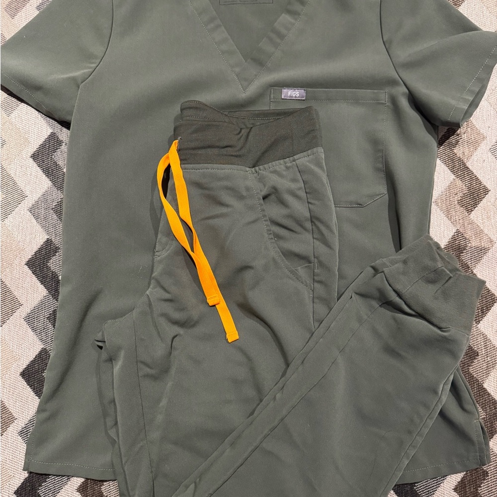 XS Olive green limited edition FIGS set with bright orange drawstrings 😍💚🧡